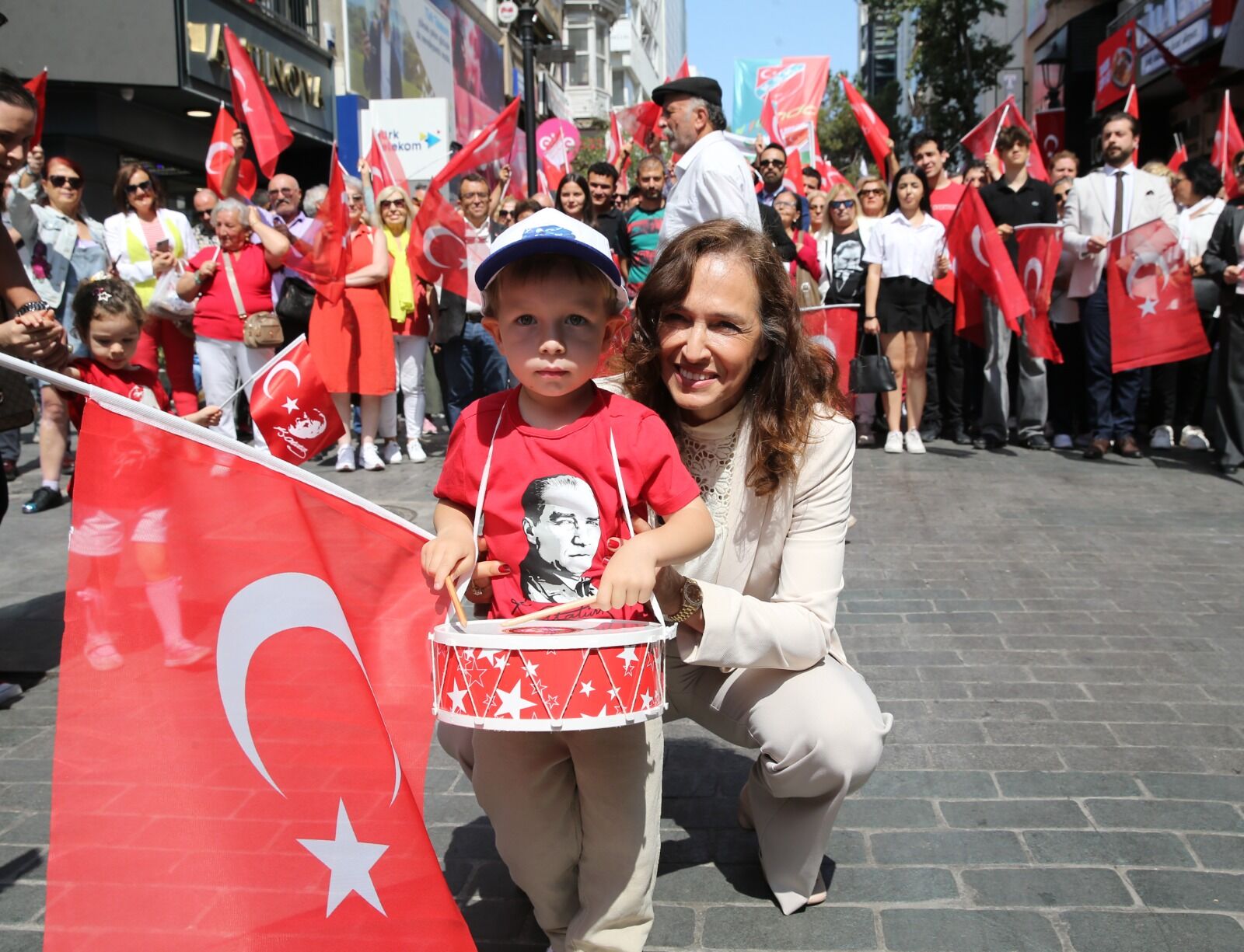 Karşıyaka 9 Eylül Coşkusuna Hazır Yıldız Ünsal’dan “Bayrağını Al Gel” Çağrısı! (2)