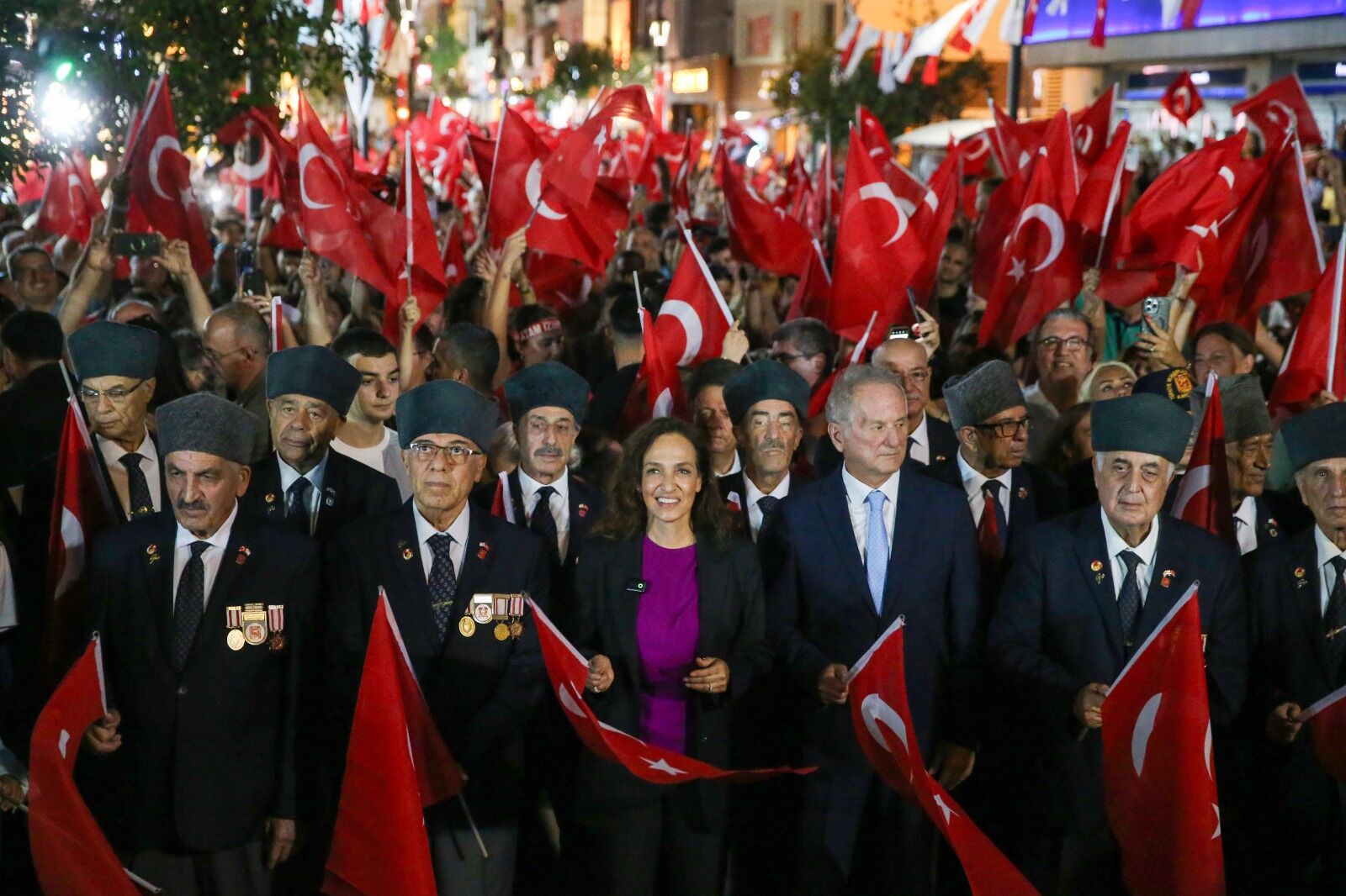 Karşıyaka Çarşısı Kırmızı Beyaza Büründü (1)