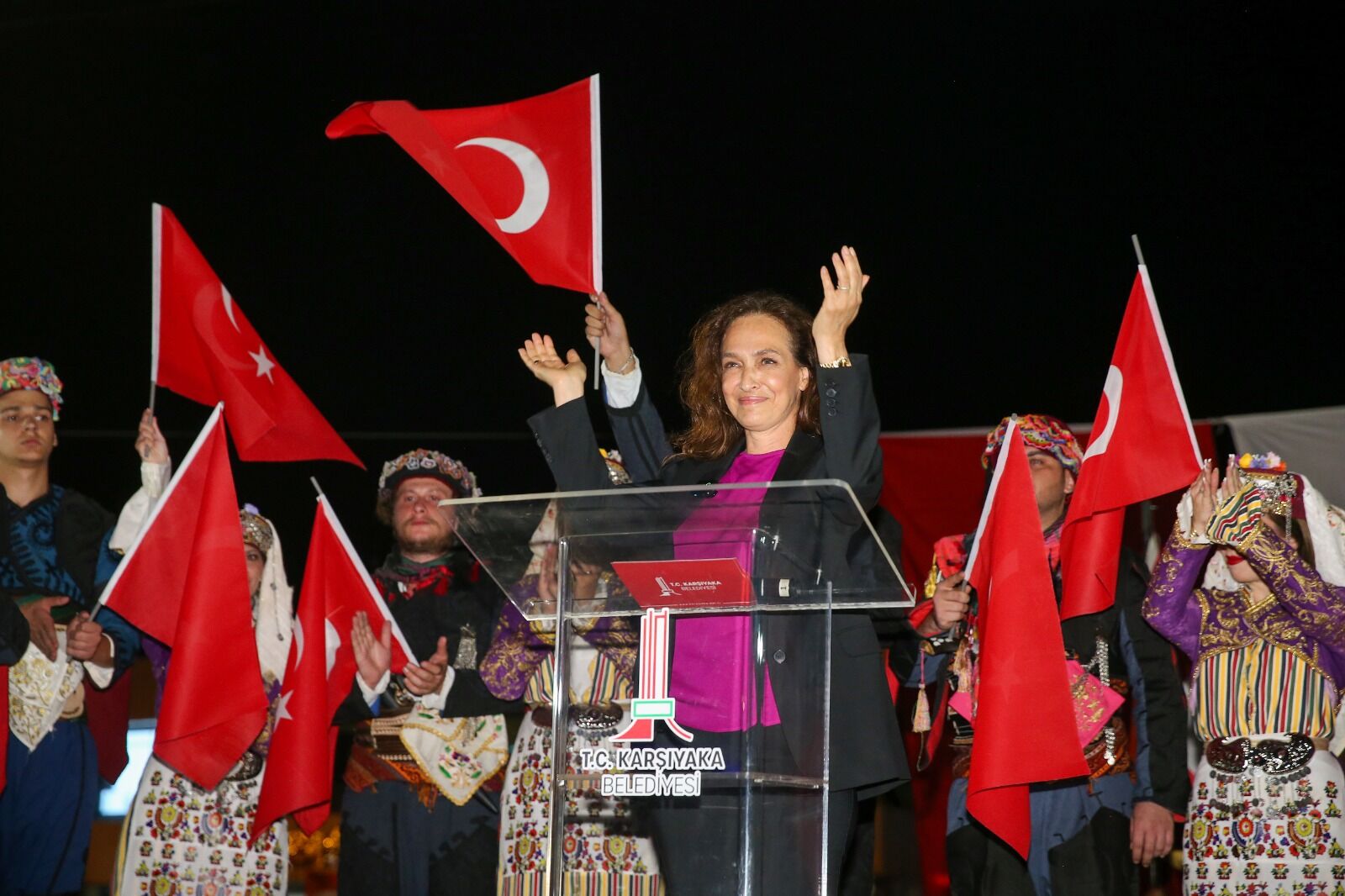 Karşıyaka Çarşısı Kırmızı Beyaza Büründü (2)