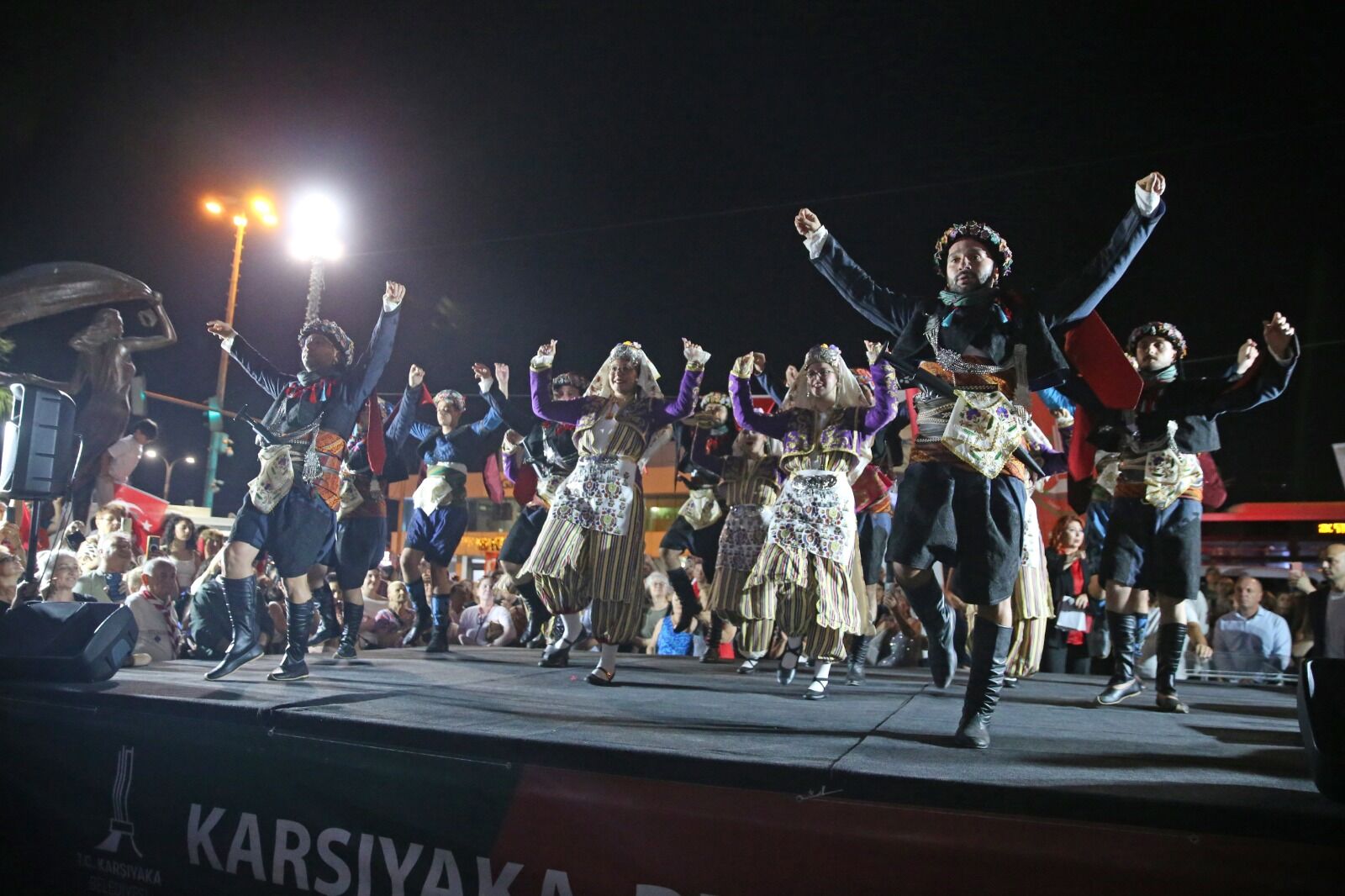 Karşıyaka Çarşısı Kırmızı Beyaza Büründü (3)