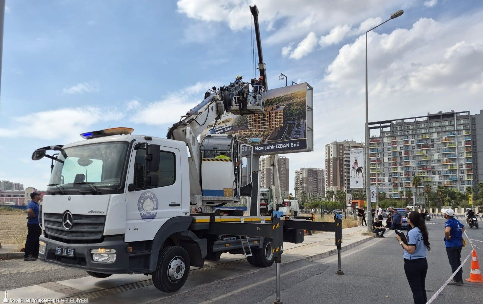 Karşıyaka'da Billboard Krizi İzbb'den Açıklama Geldi! (1)