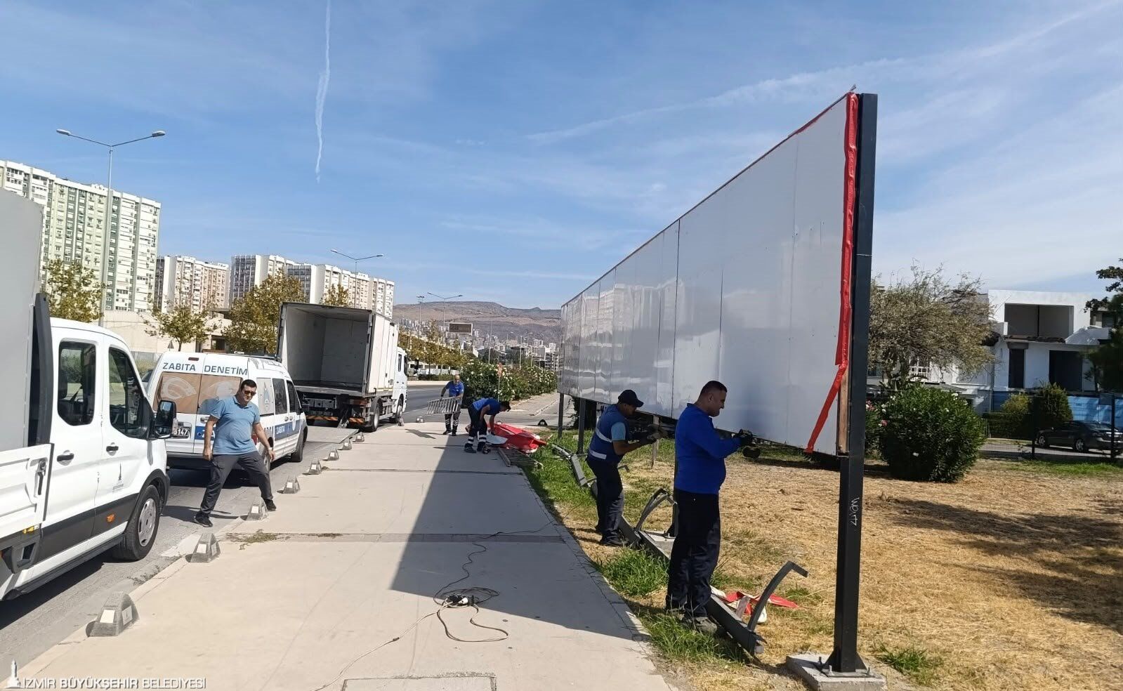 Karşıyaka'da Billboard Krizi İzbb'den Açıklama Geldi! (2)