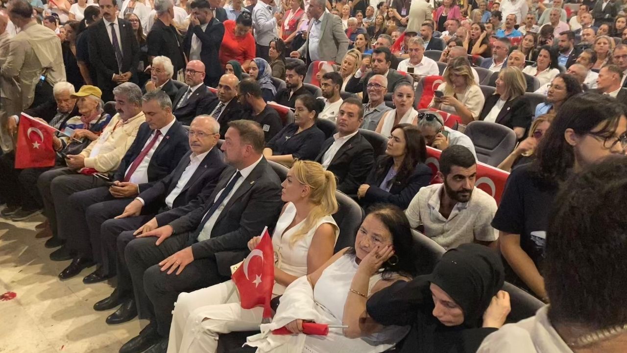 Kılıçdaroğlu, Karşıyaka Suat Taşer Sanat Merkezi'nde1