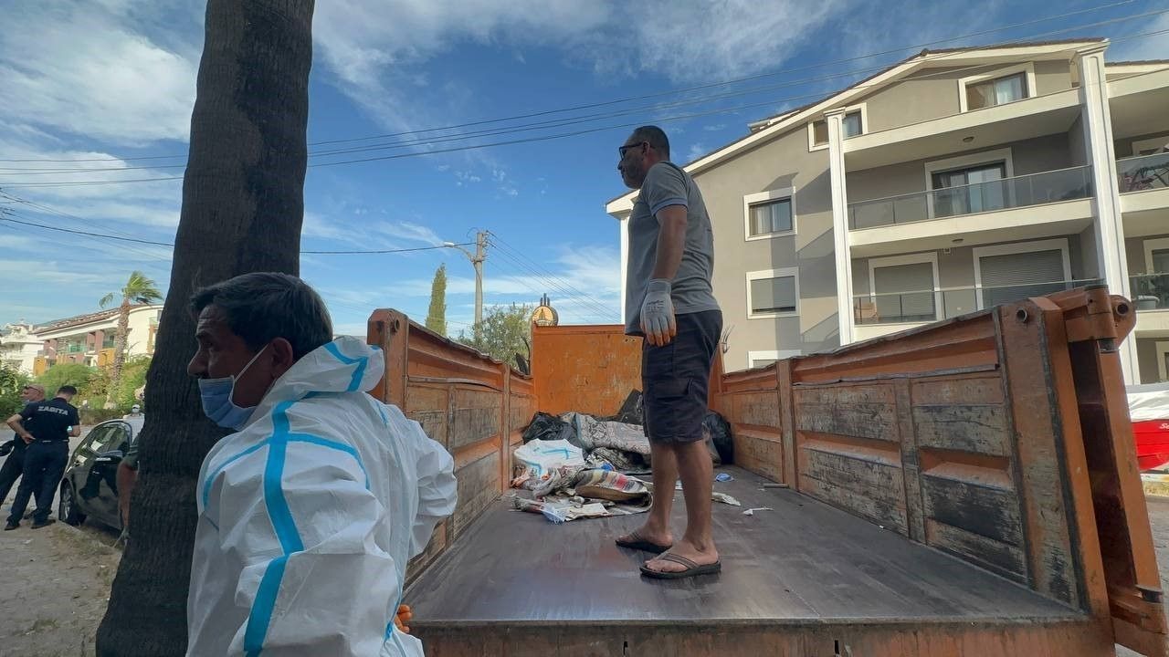 Marmaris'te Çöp Ev Şoku Bir Kamyon Çöp Ve 30'A Yakın K Kedi Çıktı1