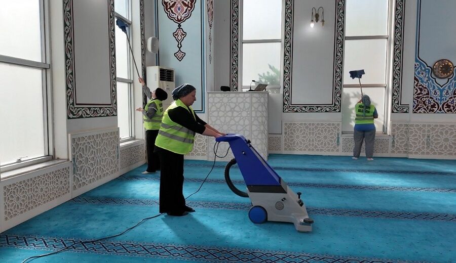Menderes’te Camilerde Köşe Bucak Temizlik Dönemi