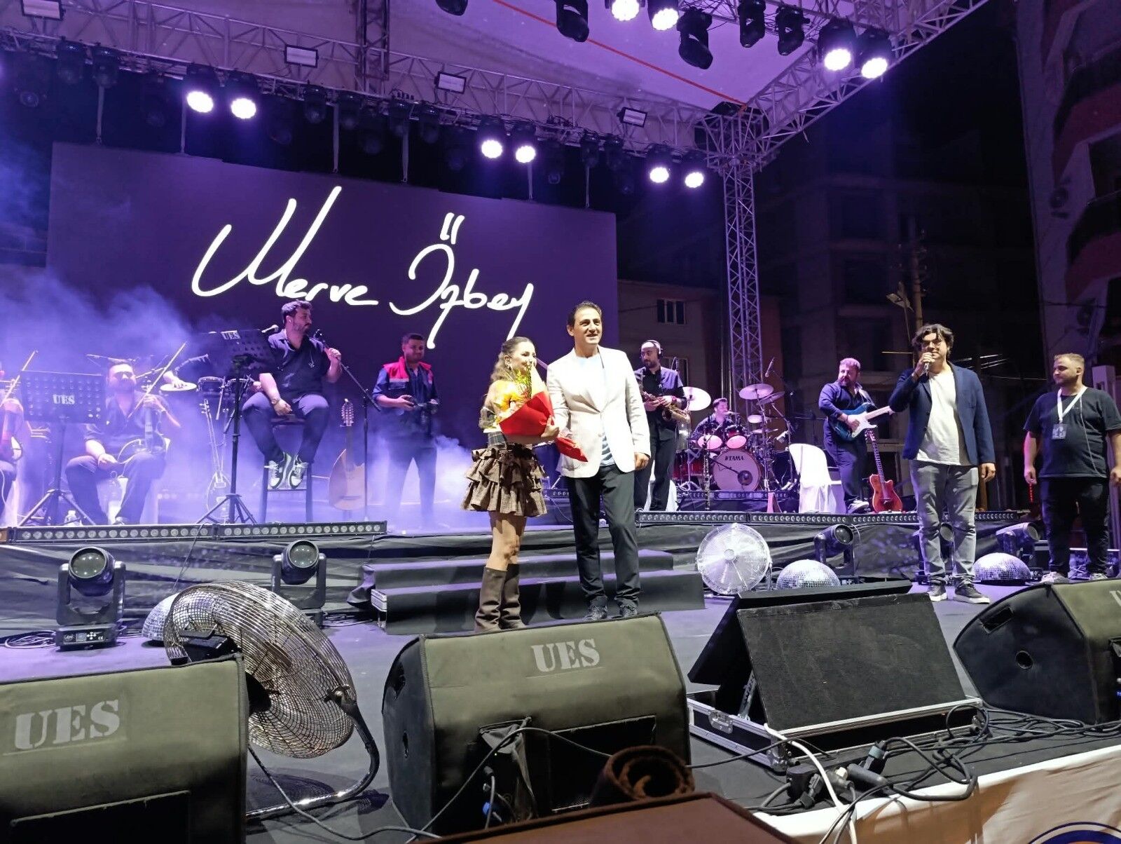Merve Özbey'den Selendi'de Müzik Ziyafeti (4)