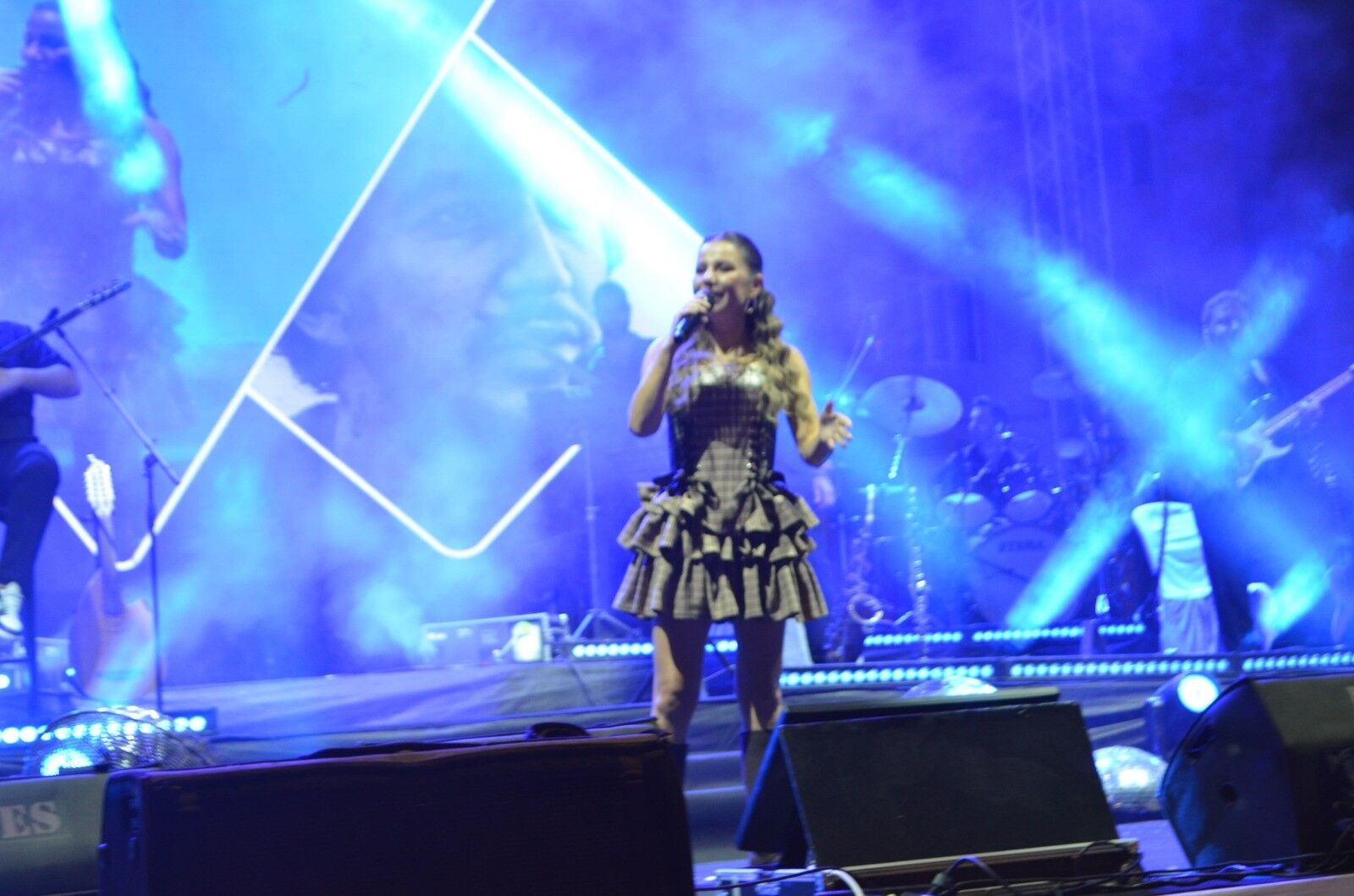 Merve Özbey'den Selendi'de Müzik Ziyafeti