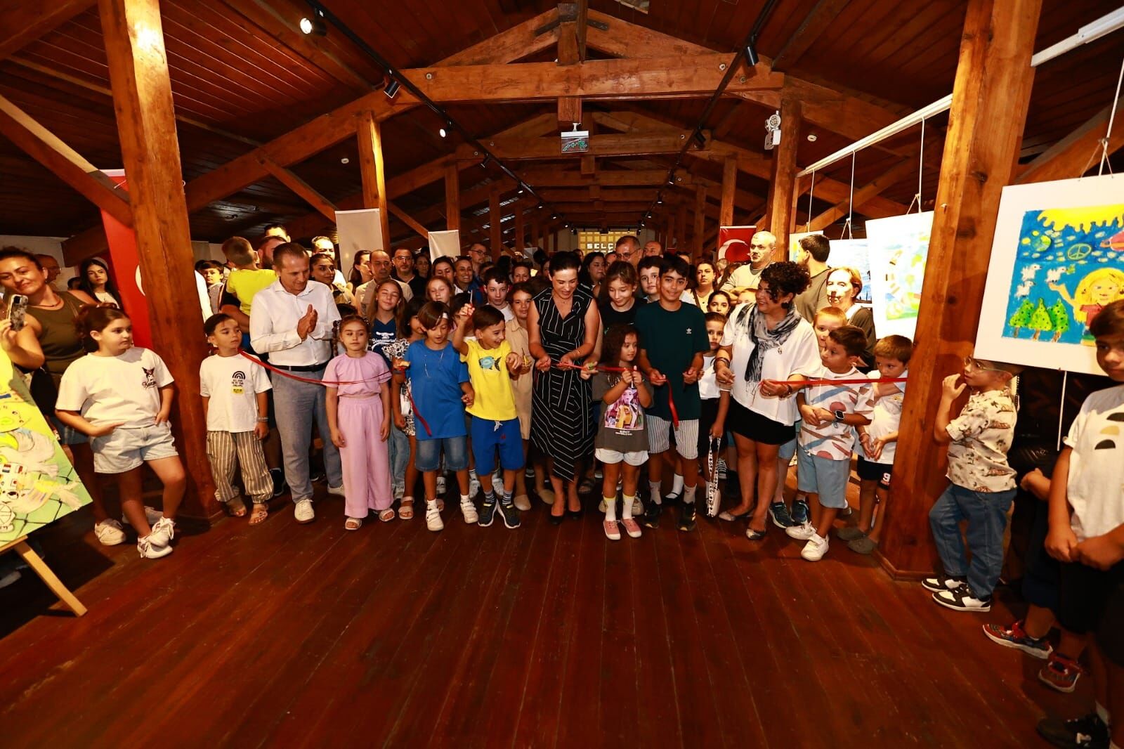Minik Ellerden Barışa Renkli Dokunuş! (2)