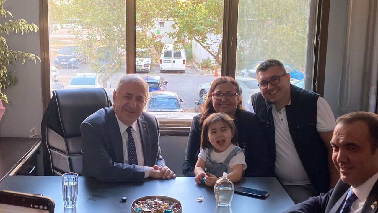Minik ziyaretçisi dikkat çekti: Bornova ziyaretinde Özdağ’a yoğun ilgi