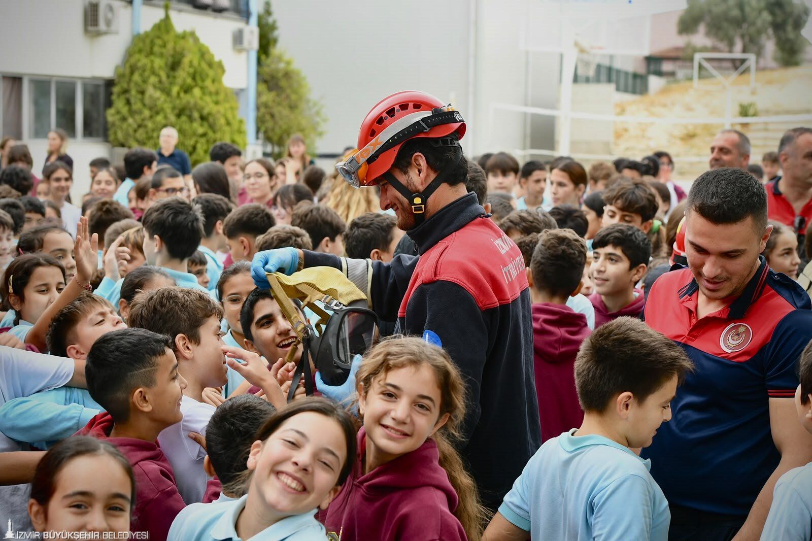 Okulda Bir Anda Sirenler Çaldı! İzmir'de Yangın Senaryosu Gerçeğini Aratmadı (4)