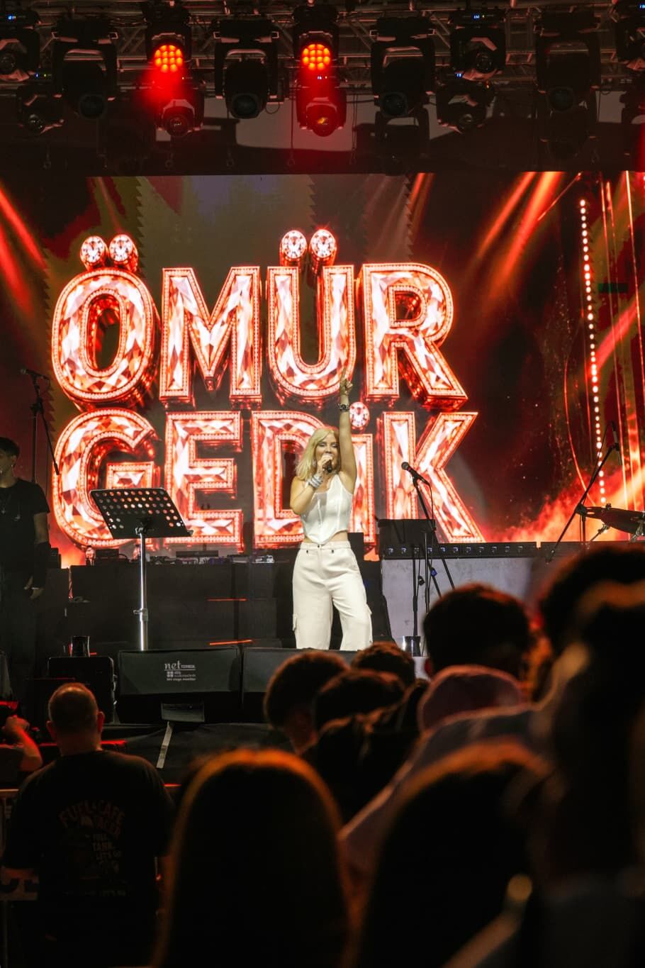 Ömür Gedik Pınarhisar’ı Coşturdu ‘Sahneye Pekmezsiz Çıkmam’ ‘Enerjim Poyralı Pekmezinden’ (2)