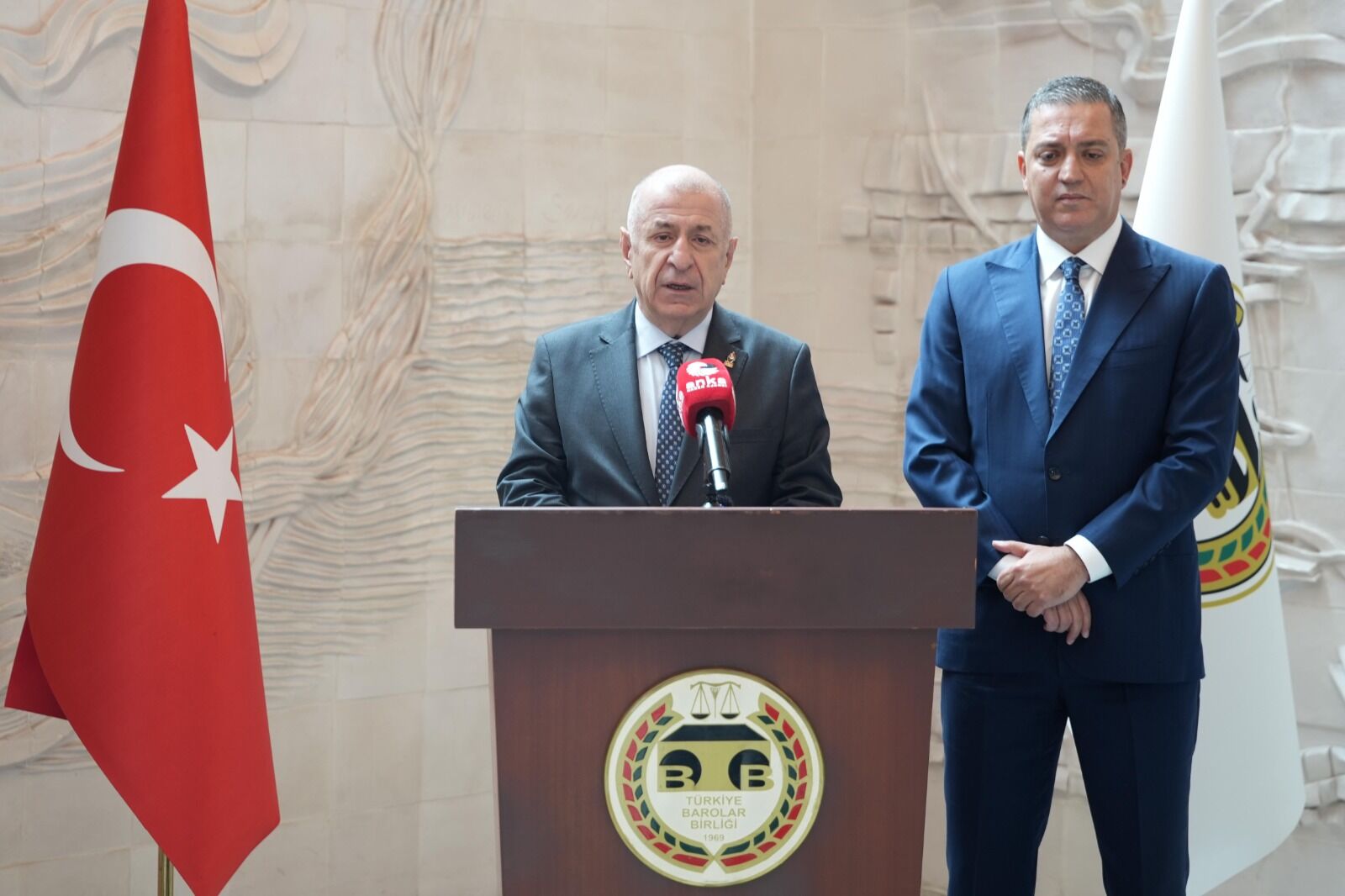 Özdağ'dan Barolar Birliği'ne Anayasa Teşekkürü İlk Dört Madde Konusundaki Kararlılık Umut Verici! (3)