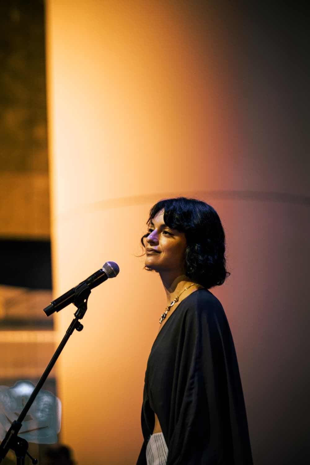 Sena Şahin, Zorlu Psm Vestel Amfi’de Verdiği Akustik Konserde Sevilen Şarkılarını Seslendirirken Yeni Şarkısı “Ayıp”I Da Ilk Kez Söyledi.