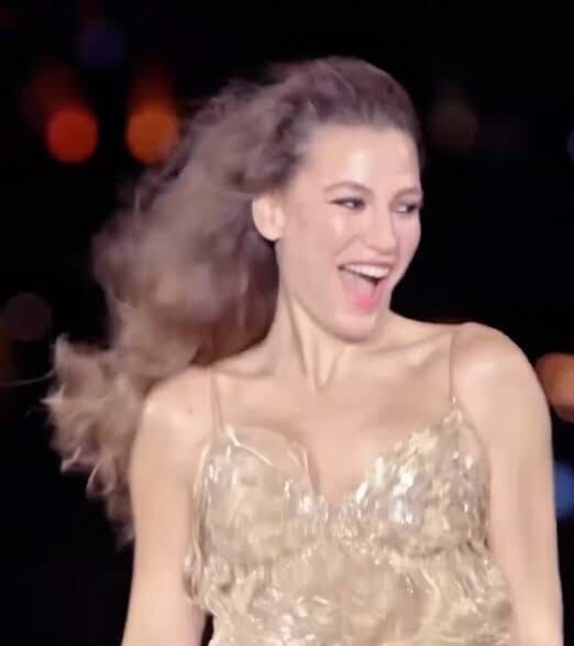 Serenay Sarıkava Paris'te Podyuma Çıktı (3)