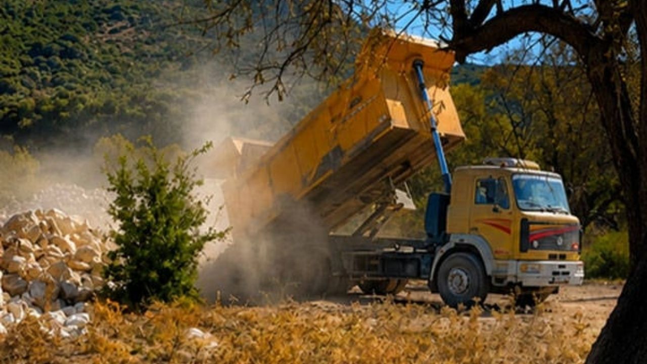 Marmaris Selimiye'deki 800 yıllık kale ve antik Hydas alanına tonlarca moloz döküldü. Jandarma ve müze ekipleri inceleme başlatırken, sabıkalı firmaya karşı savcılığa suç duyurusunda bulunuldu.