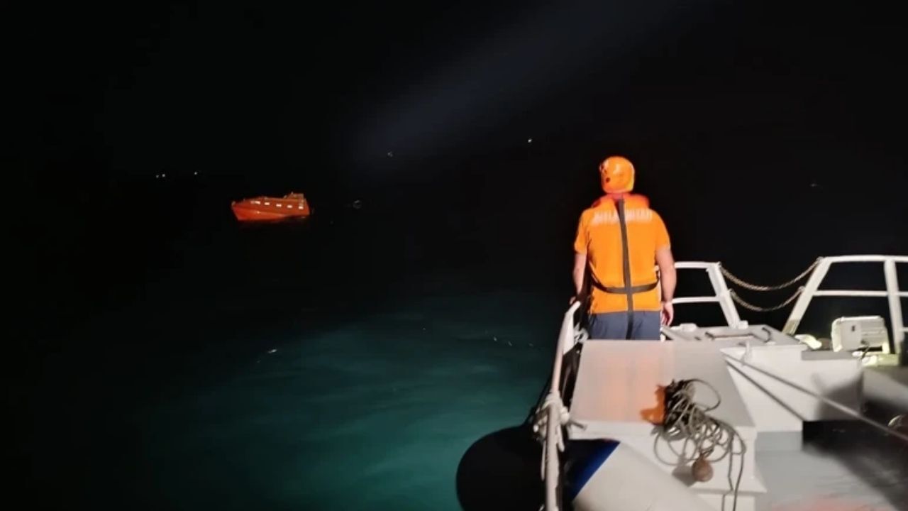 Tuğberk İmamoğlu isimli kuru yük gemisinin 10 kişilik mürettebatından haber alınamıyor. Deniz yüzeyinde boş can kurtarma araçlarına ulaşılırken, kayıp denizcileri bulmak için bölgede zamanla yarış devam ediyor.