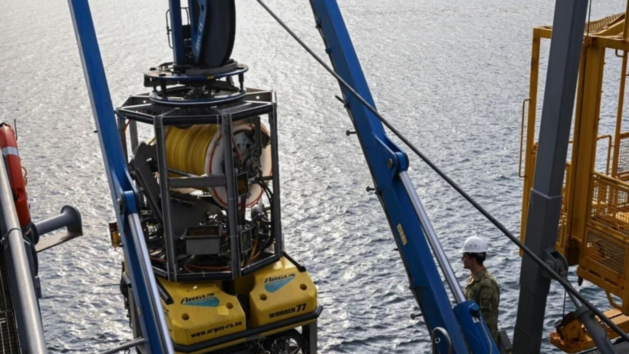 Girne açıklarında batan yolcu gemisine 550 metre derinlikte ROV ile ulaşıldı. TCG Alemdar ve TCG Işın liderliğindeki operasyonda dört kişinin naaşına ulaşılırken, kayıp 16 kişiyi arama çalışmaları sürüyor.