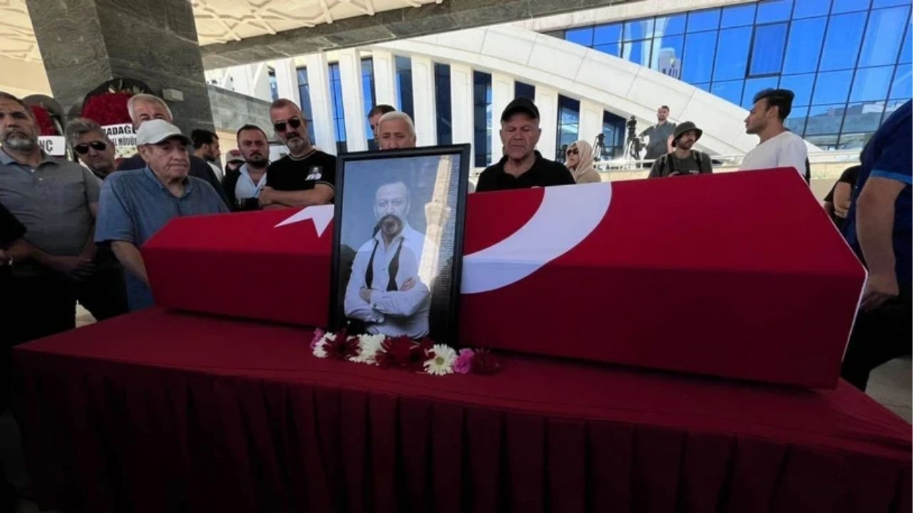 Evinde ölü bulunan usta oyuncu Serhat Kılıç, Ankara'da son yolculuğuna uğurlandı. Sanatçının adalet ve toplum eleştirisi içeren "Alacakaranlık" performansı ise sosyal medyada yeniden gündem oldu.