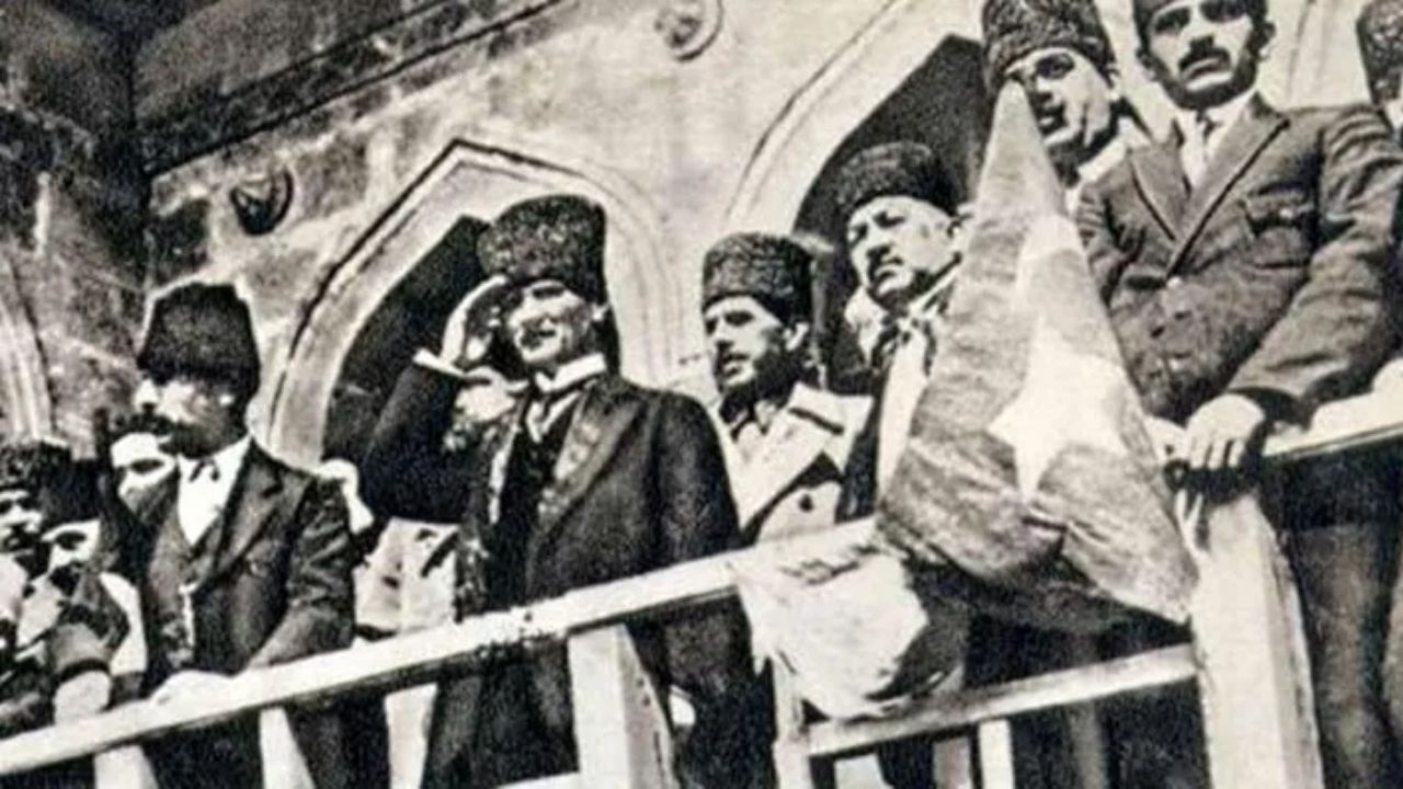 26 Ağustos 1922’de başlayan Büyük Taarruz, 9 Eylül’de Türk ordusunun İzmir’e girmesiyle zaferle sonuçlandı. Kadifekale’den Hükûmet Konağı’na uzanan o tarihi gün, bağımsızlığın simgesi oldu.