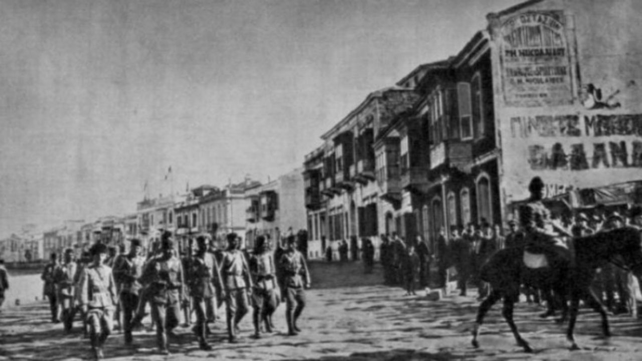 26 Ağustos 1922’de başlayan Büyük Taarruz, 9 Eylül’de Türk ordusunun İzmir’e girmesiyle zaferle sonuçlandı. Kadifekale’den Hükûmet Konağı’na uzanan o tarihi gün, bağımsızlığın simgesi oldu.