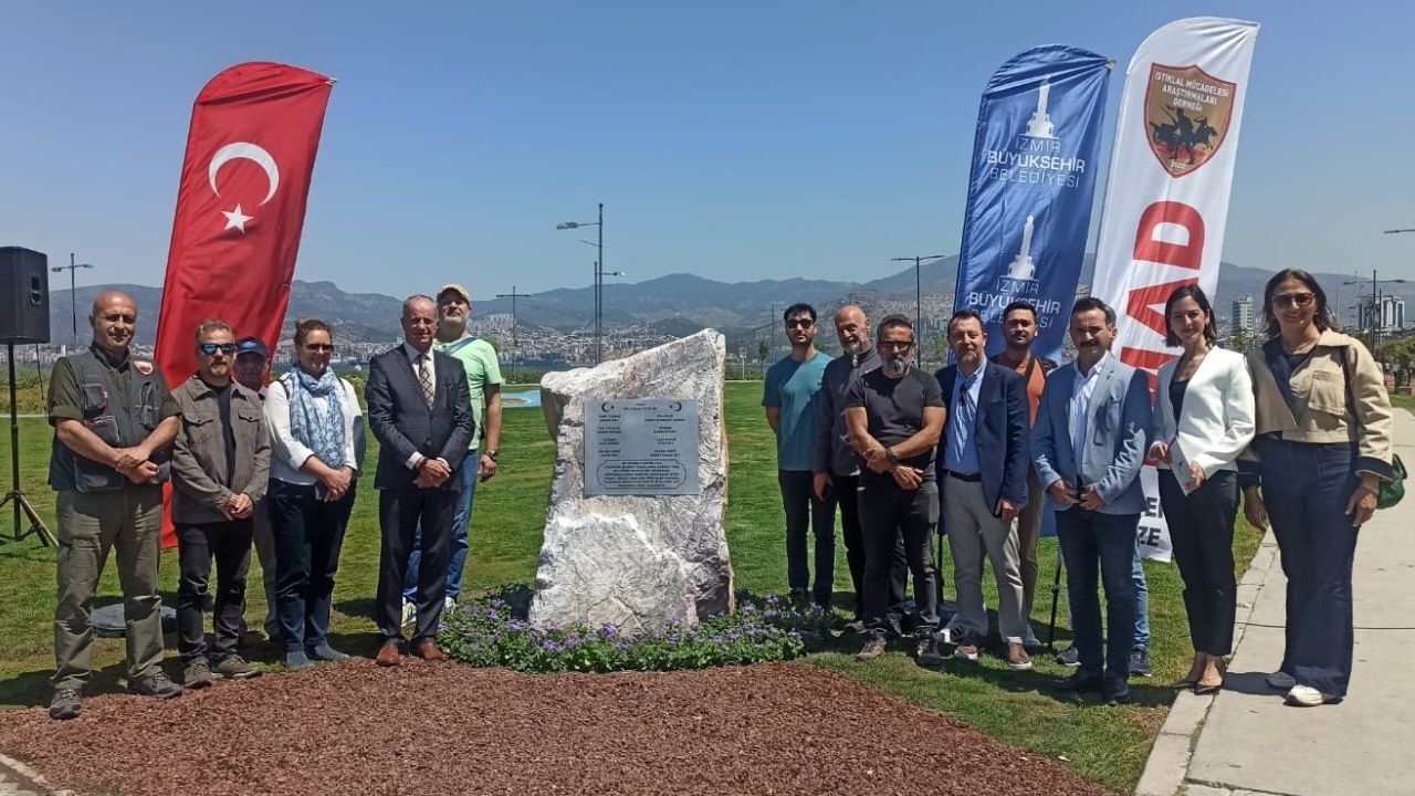 İzmir’in işgaline karşı koyarken şehit edilen 17. Kolordu askerleri ile sivillerin anısına yaptırılan Kolordu Şehitleri Kitabesi bakımsızlığa terk edildi. İzmir Büyükşehir Belediyesi’nin 12 Haziran’da çevre düzenlemesi yapılacağını bildirmesine rağmen aradan geçen üç ayda çalışma yapılmadı.