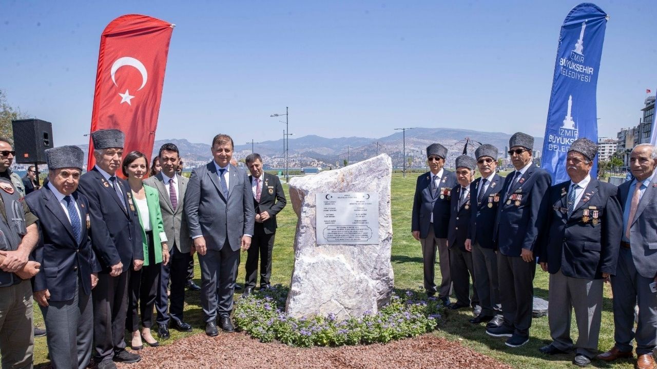 İzmir’in işgaline karşı koyarken şehit edilen 17. Kolordu askerleri ile sivillerin anısına yaptırılan Kolordu Şehitleri Kitabesi bakımsızlığa terk edildi. İzmir Büyükşehir Belediyesi’nin 12 Haziran’da çevre düzenlemesi yapılacağını bildirmesine rağmen aradan geçen üç ayda çalışma yapılmadı.