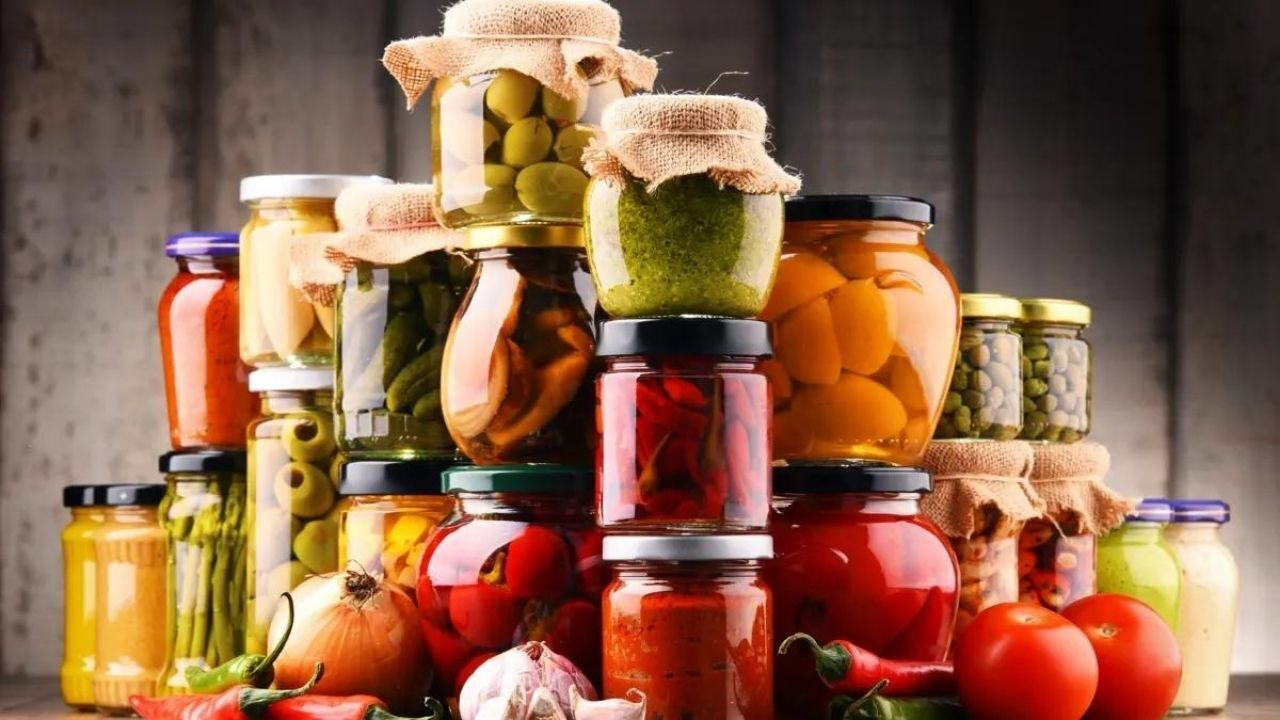 Kanada Ticaret Mahkemesi, konserve sebze ithalatına 13 bin ton kota ve yüzde 50 ek vergi önerdi. Türkiye’nin gelişmekte olan ülke muafiyeti talebi reddedildi. Gözler Kanada Maliye Bakanlığında!