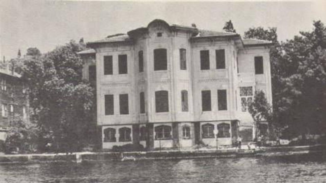 Boğazın incisi olarak bilinen 121 yıllık Yağcı Hacı Şefik Bey Yalısı 55 milyon dolara satışa çıkarıldı. Faruk Yalçın Yalısı olarak da bilinen Kanlıca'daki asırlık Boğaz incisine Hamdi Ulukaya'dan 30 milyon dolarlık teklif geldi.
