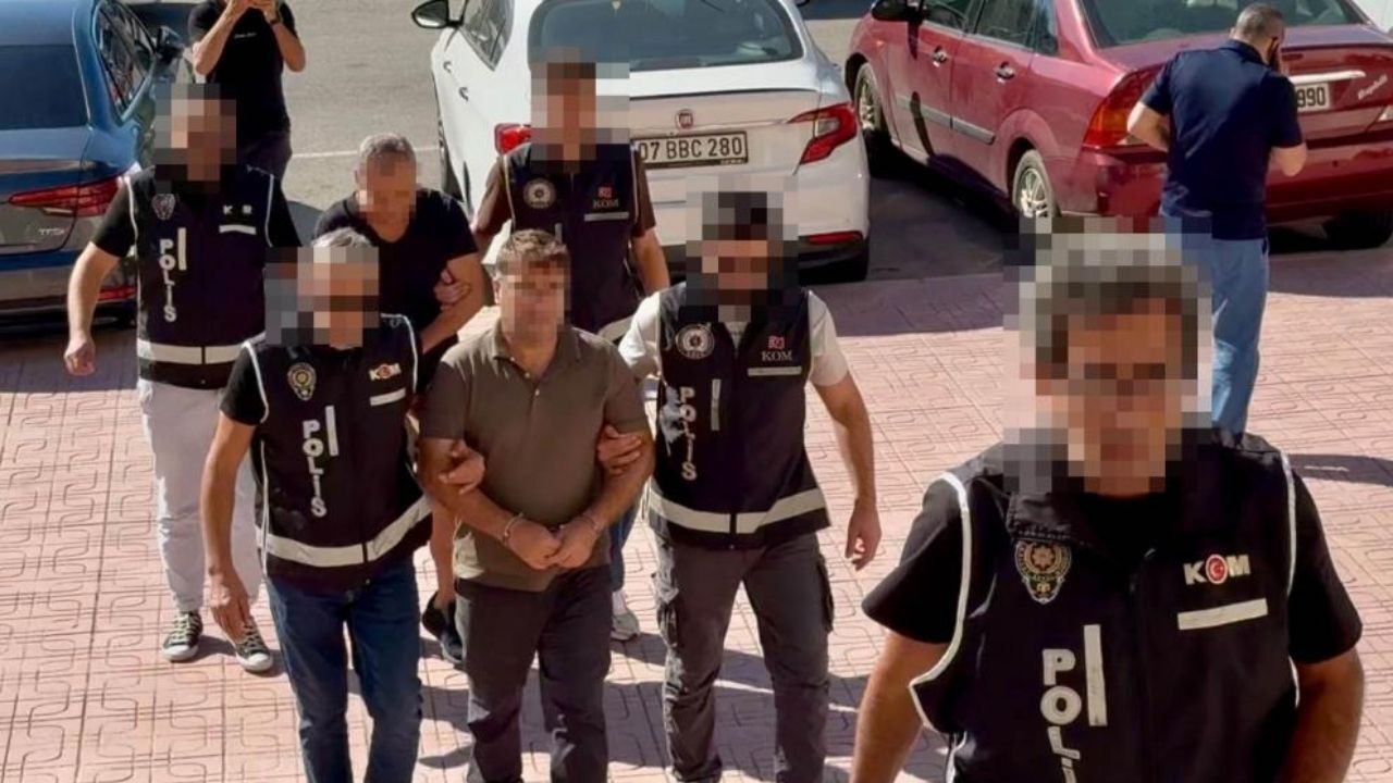 Bodrum'daki rüşvet soruşturmasında liman başkanı T.A. seri numaraları alınan paralarla yakalandı. Aramalarda yaklaşık 3,9 milyon lira ele geçirilirken 500 bin liralık çanta iddiası da dosyaya girdi.