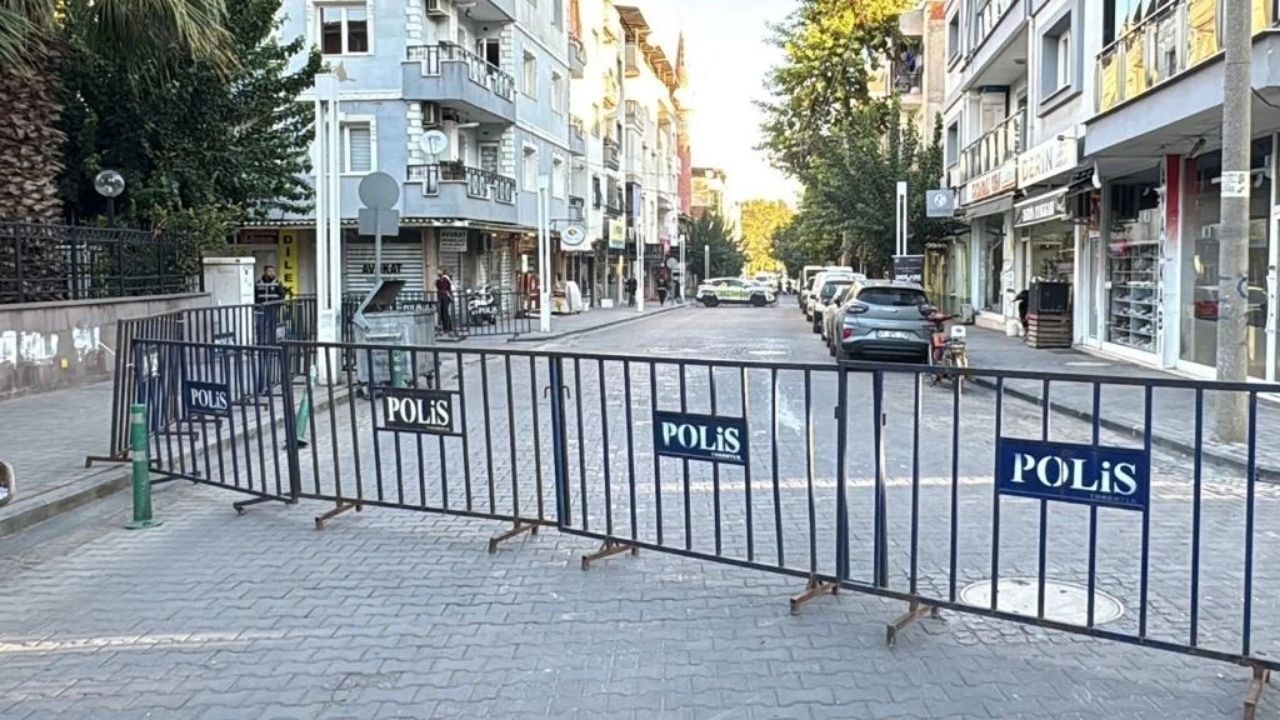 Turgutlu’da okul yakınında düzenlenen silahlı saldırıda 11 öğrenci yaralandı. Saldırgan H.O.’nun da aralarında bulunduğu 10 şüpheli adliyeye sevk edilirken üç öğrencinin tedavisi sürüyor.