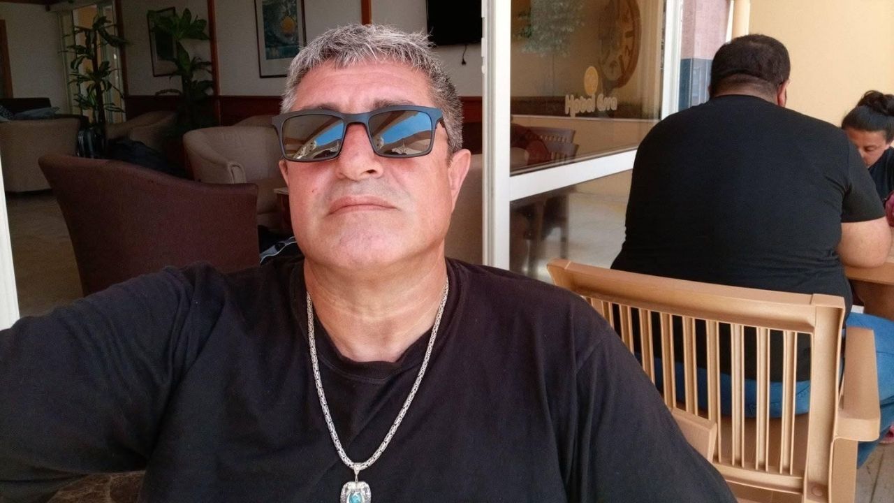 “Artık geçinemiyorum” diyerek yaşamına son veren emekli polis Ali Şekeroğlu’nun yaşamını yitirmeden günler önce yaptığı paylaşım ortaya çıktı. “Birlikten kuvvet doğar. Devletimizi ve bizleri yönetenler de duysun” ifadelerini kullanan Şekeroğlu, yurttaşları eyleme çağırmış.