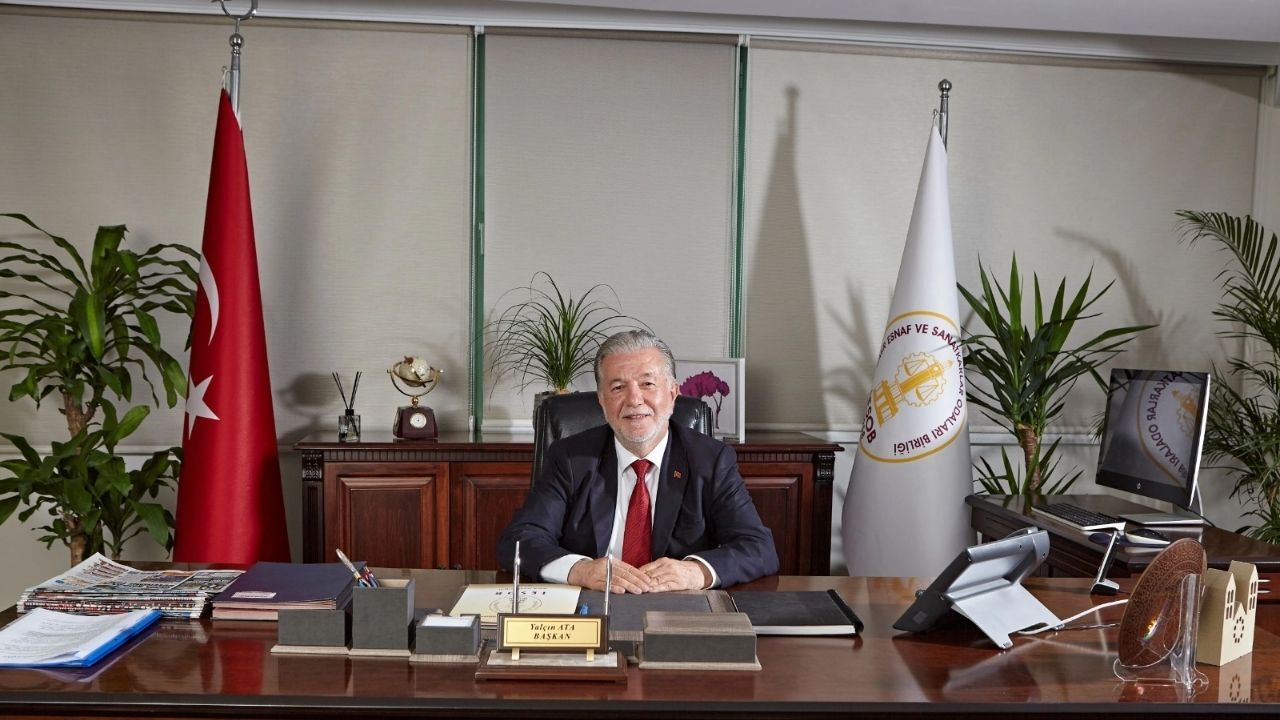 İzmir ayakkabı sektöründe kriz derinleşti. İzmir Ayakkabıcılar Çantacılar İmalat ve Satıcıları Odası Başkanı Yalçın Ata, Çin’de 10 dolara üretilen ayakkabının Türkiye’de 20 dolardan aşağı mal edilemediğini belirterek sektörün çökme noktasına geldiğini söyledi.