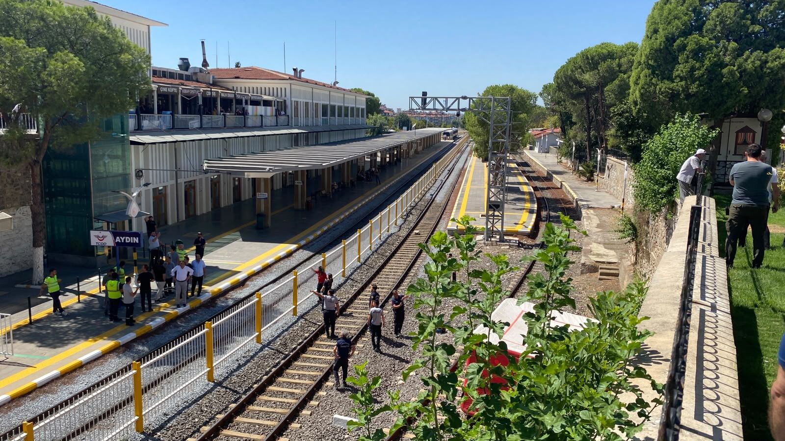 Tren Yoluna Atlayarak Canına Kıymak Istedi Ekipler Son Anda Yetişti (2)