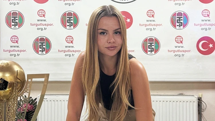 Turgutluspor'un Teknik Direktörlük Koltuğuna 22 Yaşındaki Zeynep Mestan Oturdu Zeynep Mestan Kimdir (5)