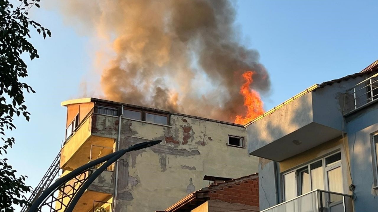 Uşak'ta 6 Katlı Bir Apartmanın Çatısı Alevlere Teslim Oldu1