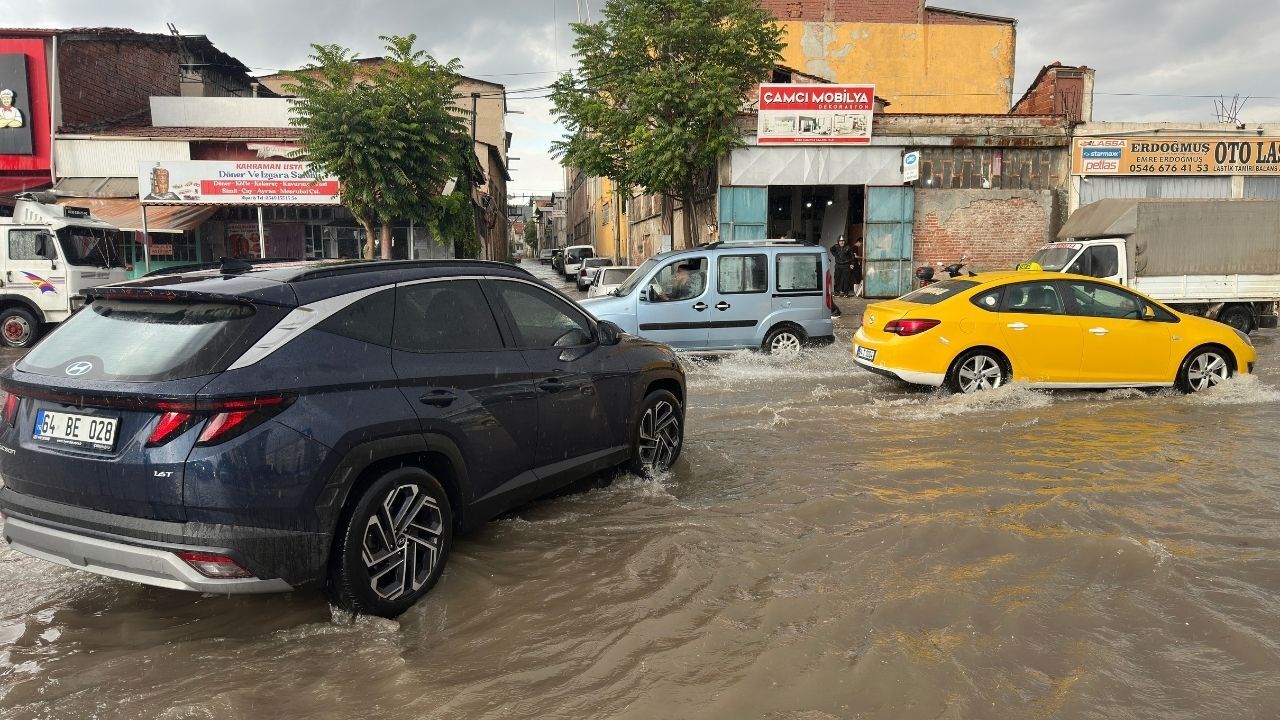 Uşak’ta Şiddetli Sağanak Ve Dolu Hayatı Felç Etti1