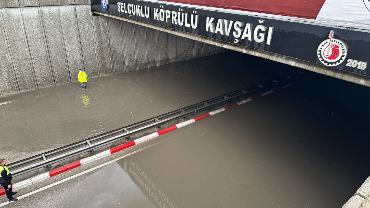 Uşak’ta Şiddetli Sağanak Ve Dolu Hayatı Felç Etti2