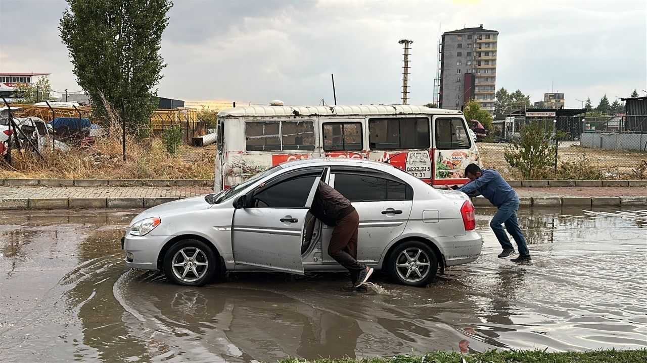 Uşak’ta Şiddetli Sağanak Ve Dolu Hayatı Felç Etti3