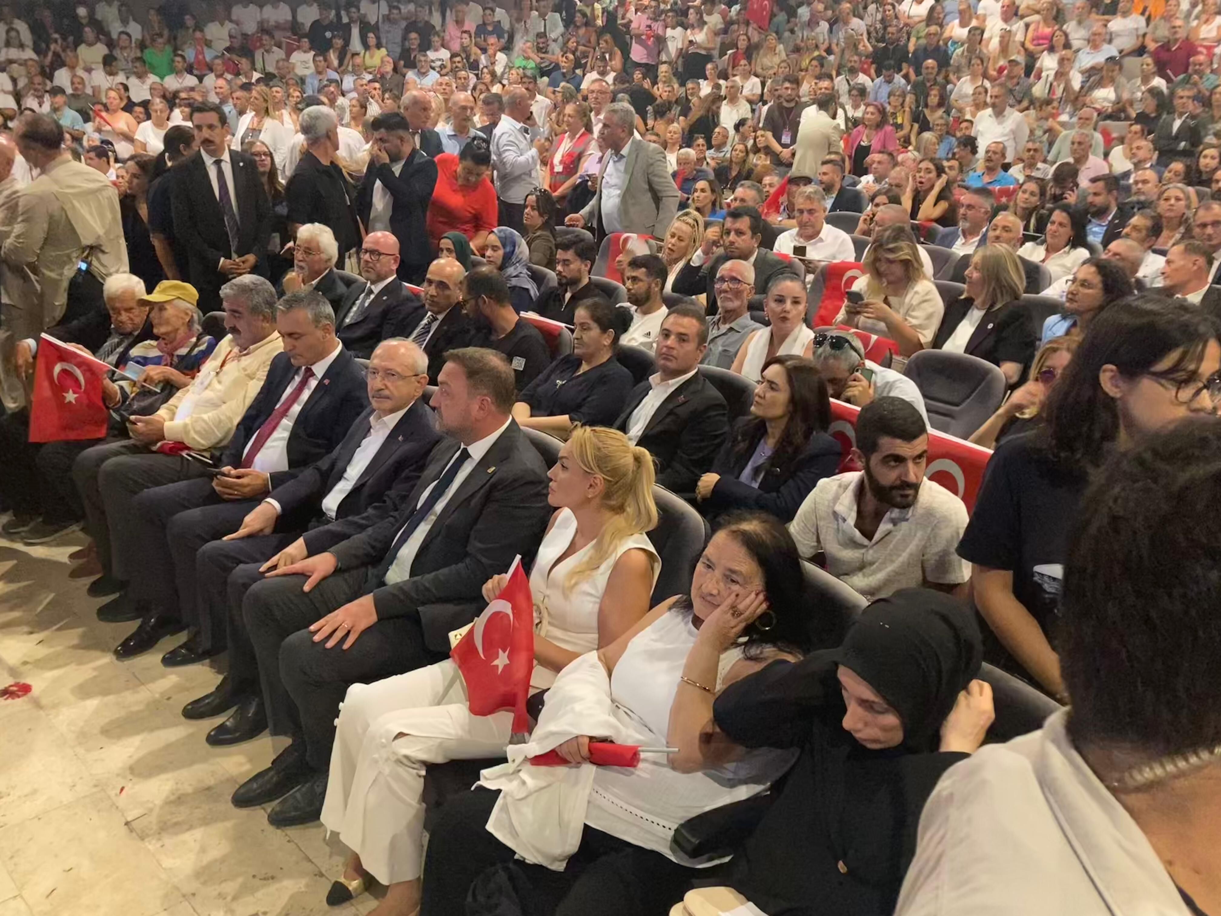 Acılı aileler İzmir’de Kemal Kılıçdaroğlu ile bir araya geldi