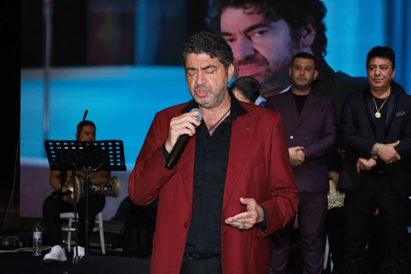Uzun süredir gözlerden uzak olan Hakan Taşıyan ve Popstar Selçuk yıllar sonra aynı sahnede buluştu.