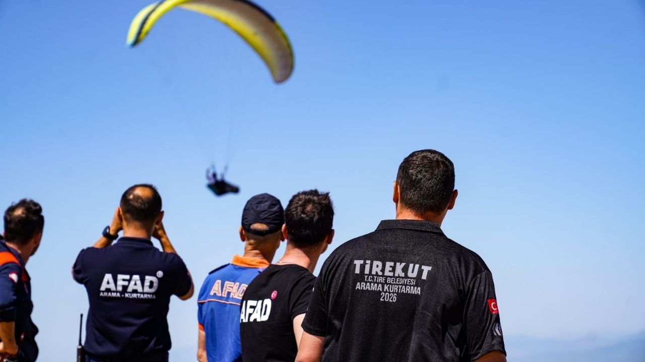 Yamaç Paraşütü Sporcuları, Tire’de Festivalde Buluştu