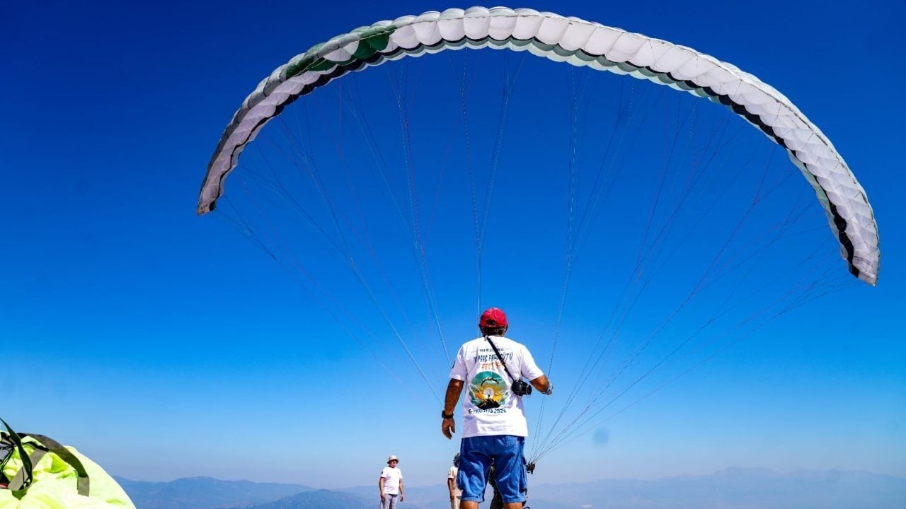 Yamaç Paraşütü Sporcuları, Tire’de Festivalde Buluştu3