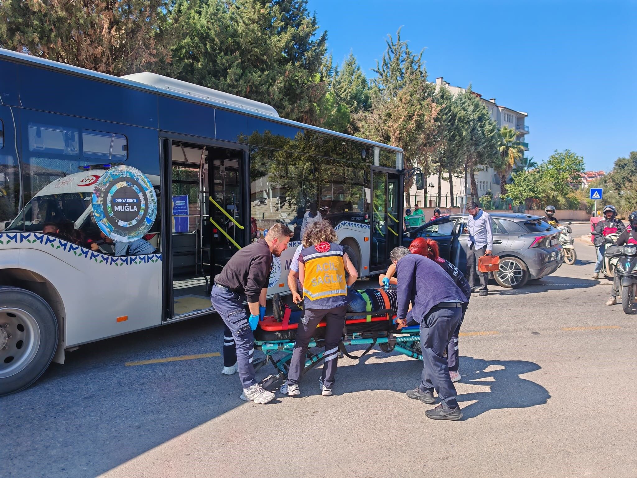 Belediye Otobüsü Ile Araç Birbirine Girdi Yaralılar Hastaneye Kaldırıldı (1)