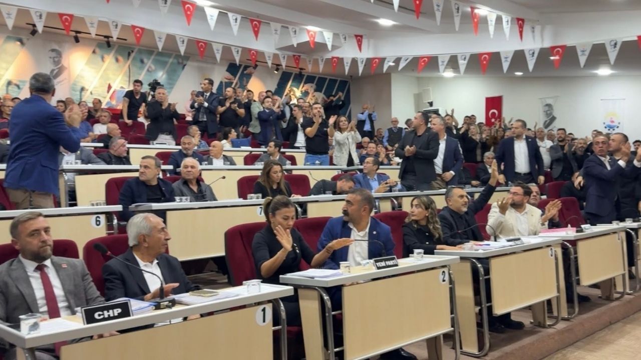 Çiğli Belediye Meclisinde Başkan Yıldız'a Su Şişesi Fırlatıldı!