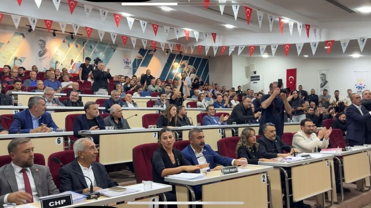 Çiğli Belediye Meclisinde Başkan Yıldız'a su şişesi fırlatıldı!