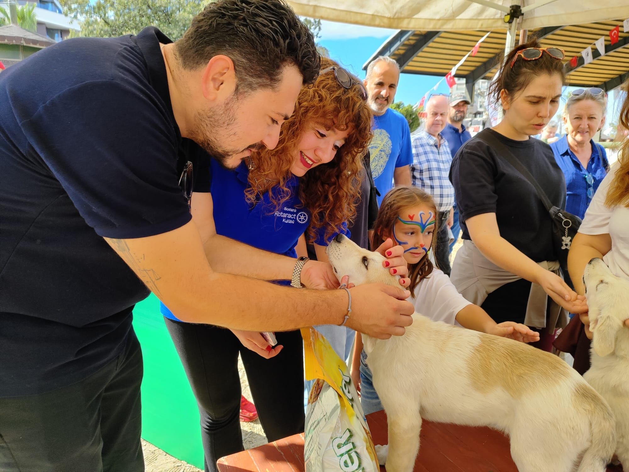 Karşıyaka Belediyesi ve Rotary kulüpleri işbirliğiyle Tay Park’ta düzenlenen “Bir Nota Bir Yuva” etkinliğinde müzik, fotoğraf sergisi ve sahiplendirme alanlarıyla sokak canlarına yuva arandı.