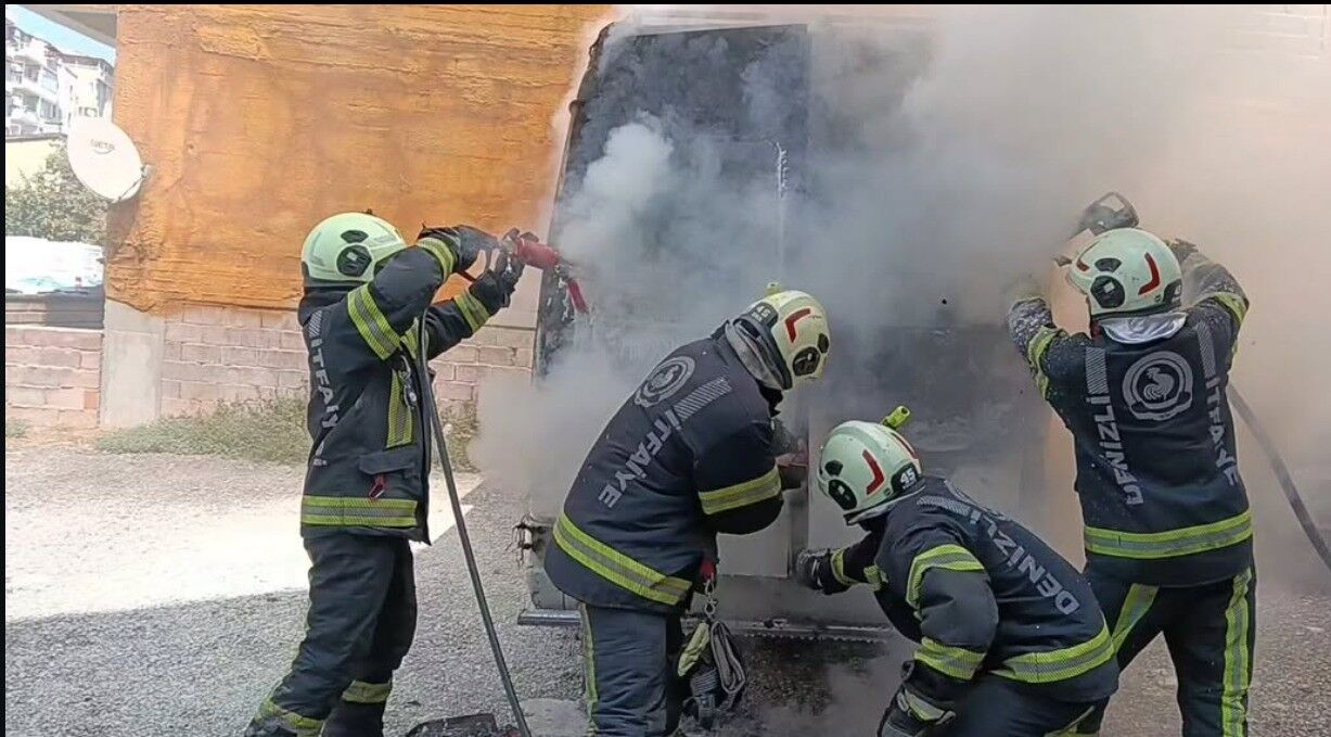 Denizli’de Seyir Halindeki Otomobil Alev Alev Yandı Olay Yerine Itfaiye Geldi! (1)