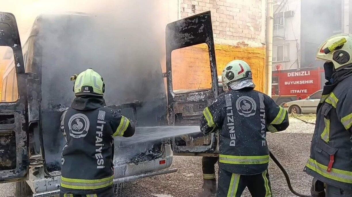 Denizli’de Seyir Halindeki Otomobil Alev Alev Yandı Olay Yerine Itfaiye Geldi! (3)