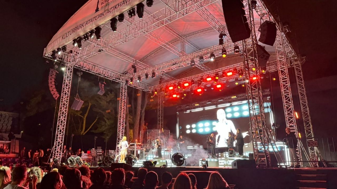 Derya Uluğ, İzmir'de Unutulmaz Bir Konsere Imza Attı11