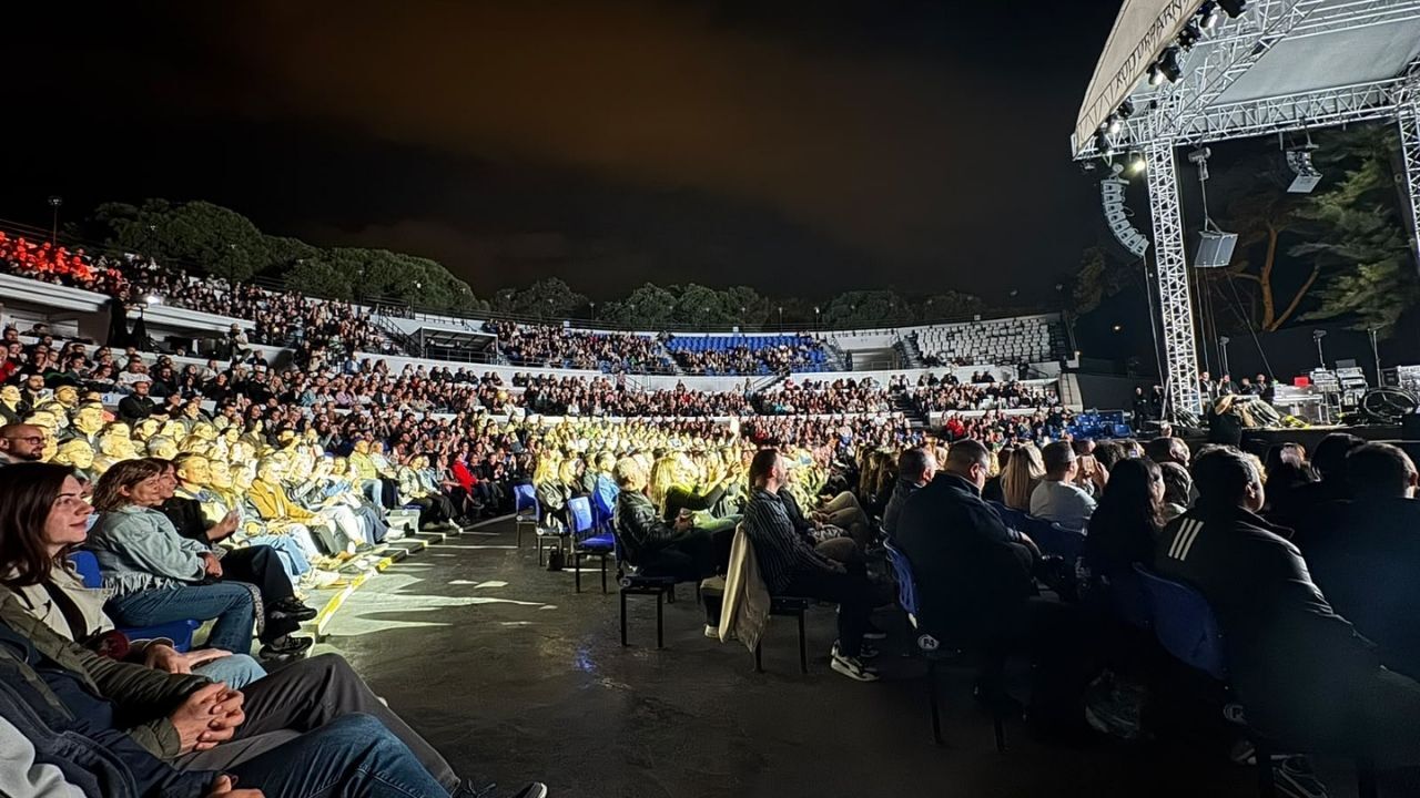 Derya Uluğ, İzmir'de Unutulmaz Bir Konsere Imza Attı7